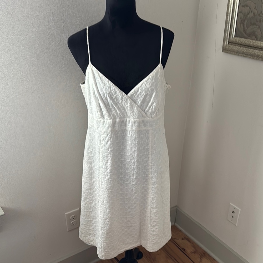 Ann Taylor Sz 12 white embroidered sleeveless‎ V cleavage mid dress